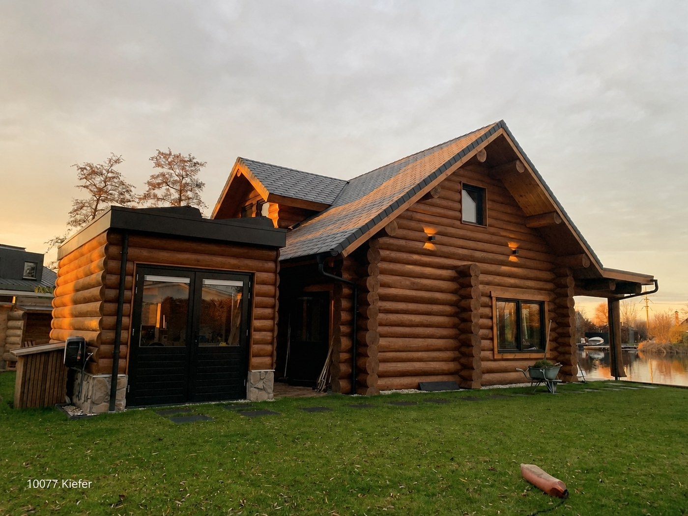 Dasselbe Blockhaus im Abendlicht, Holzlasur im Jotun Farbton 10077 Kiefer
