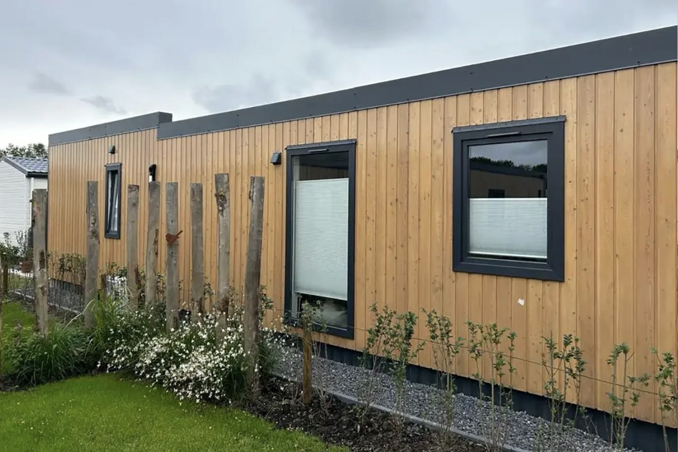 Fassade mit senkrechter Lärchenschalung in heller naturbelassener Lasur