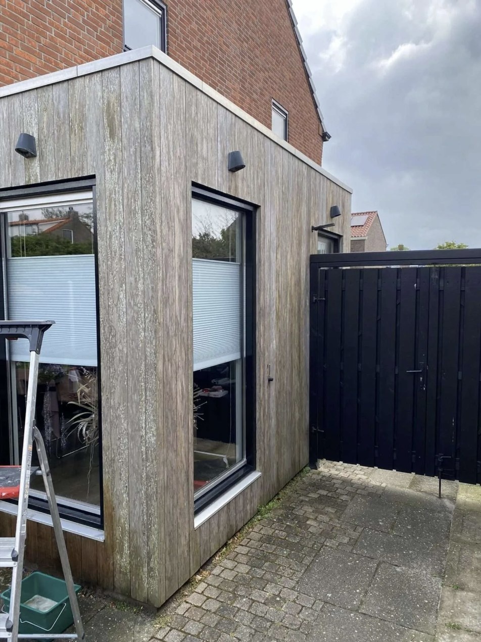 Anbau mit Fassade aus Western Red Cedar, unbehandelt und ungleichmäßig vergraut