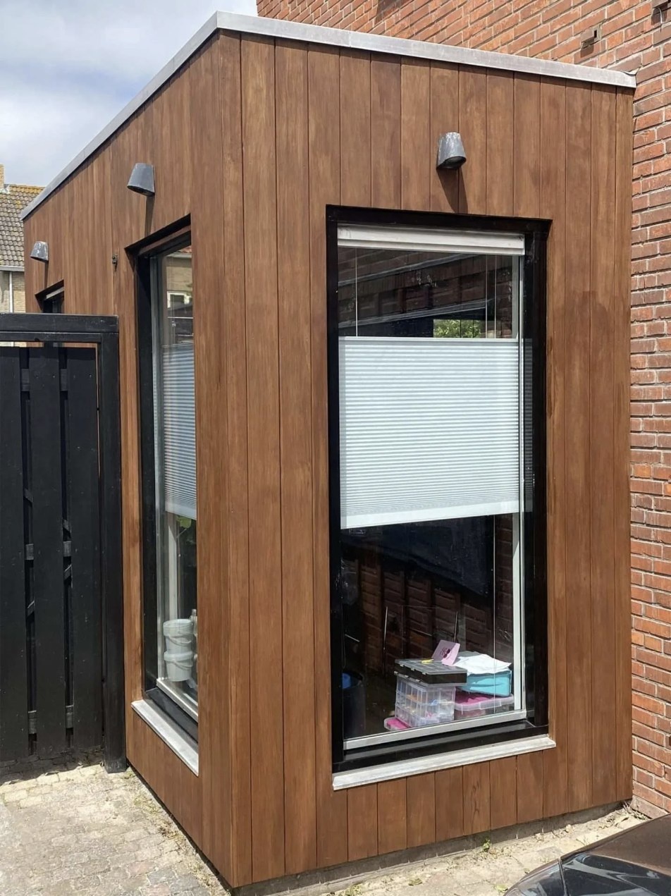 Derselbe Anbau aus Western Red Cedar nach der Behandlung mit Jotun Trebitt Woodcare, warmbraun mit sichtbarer Maserung
