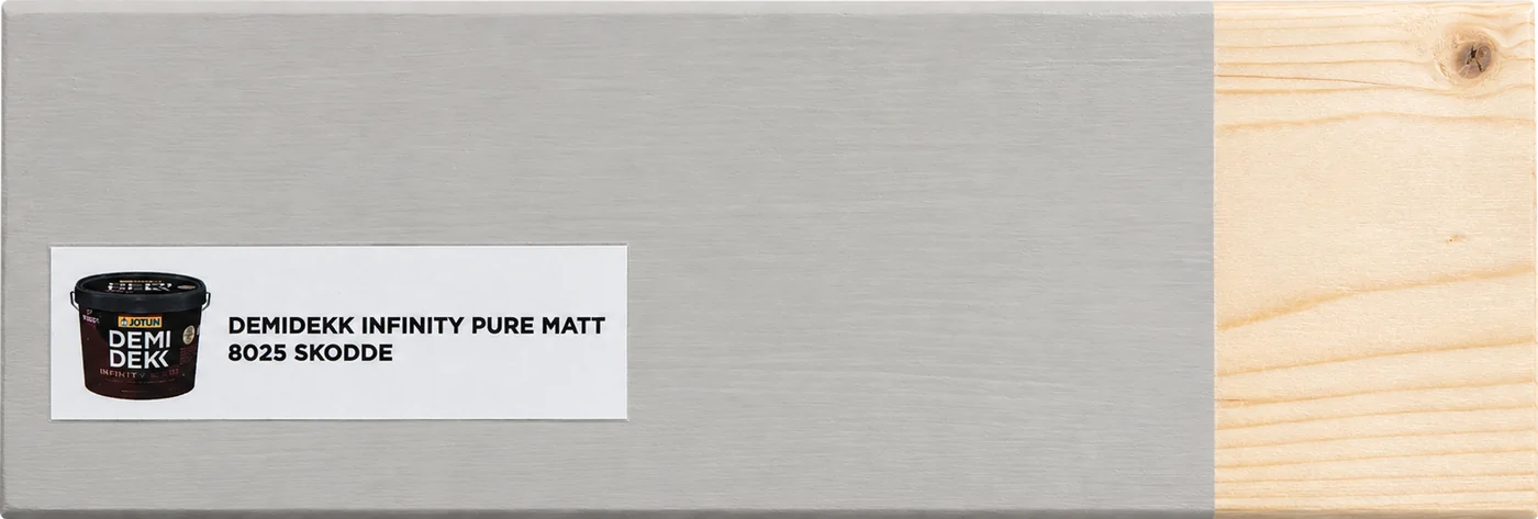 Musterbrett mit Jotun Demidekk Infinity Pure Matt 8025 Skodde: deckendes Grau neben unbehandeltem Holz