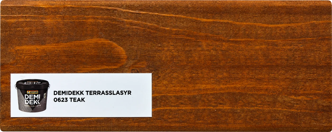Musterbrett mit Jotun Demidekk Terrasslasyr 0623 Teak: warmer Braunton auf Holz mit sichtbarer Maserung