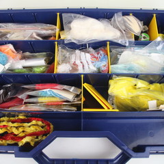 Tacklebox gevuld met vliegbind materiaal