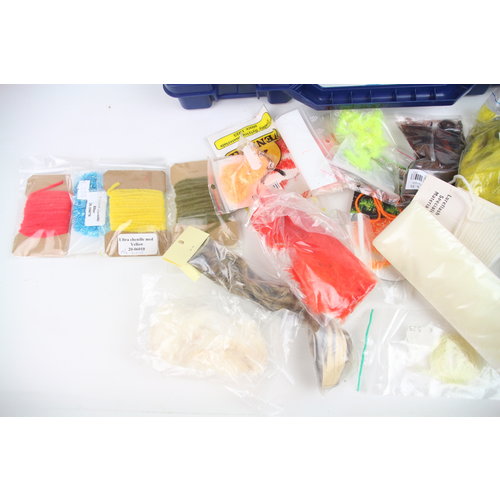 Tacklebox gevuld met vliegbind materiaal