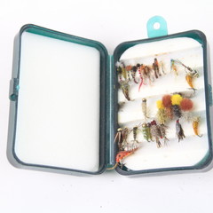 Snowbee model no. 050 fly box gevuld met 33 nimfen