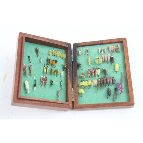 Houten vliegendoos gevuld met ruim 70 nimfen