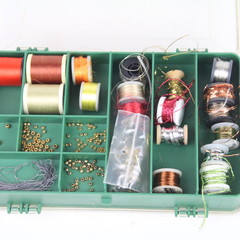 Tacklebox gevuld met 50 vliegbind draden en tools