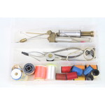 Tacklebox gevuld met vliegbind tools en binddraden