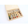 Houten tacklebox gevuld met vintage spinners