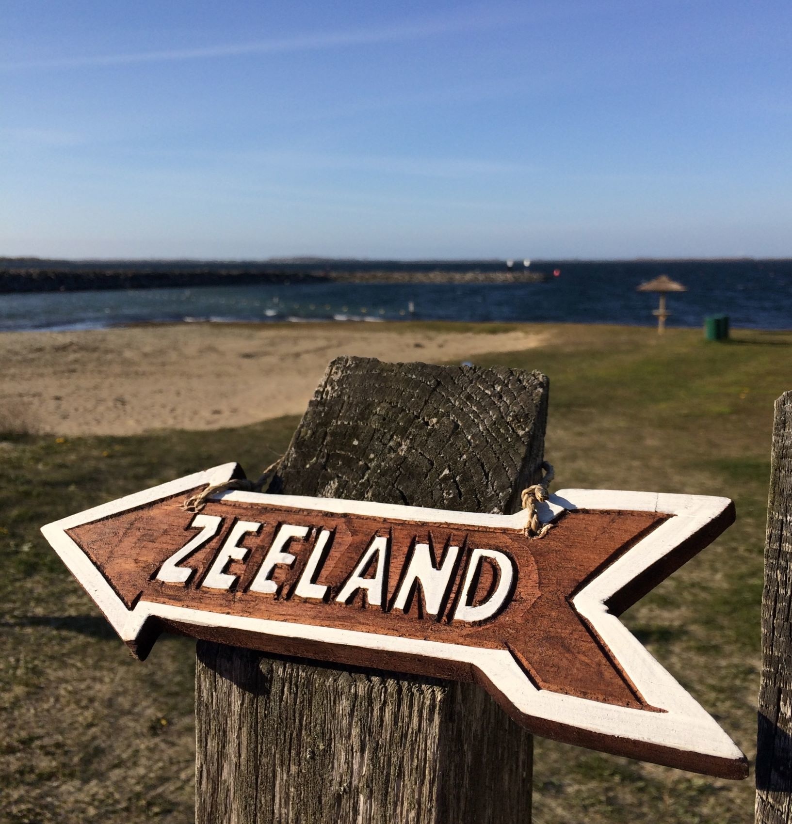 Bord pijl Zeeland naturel