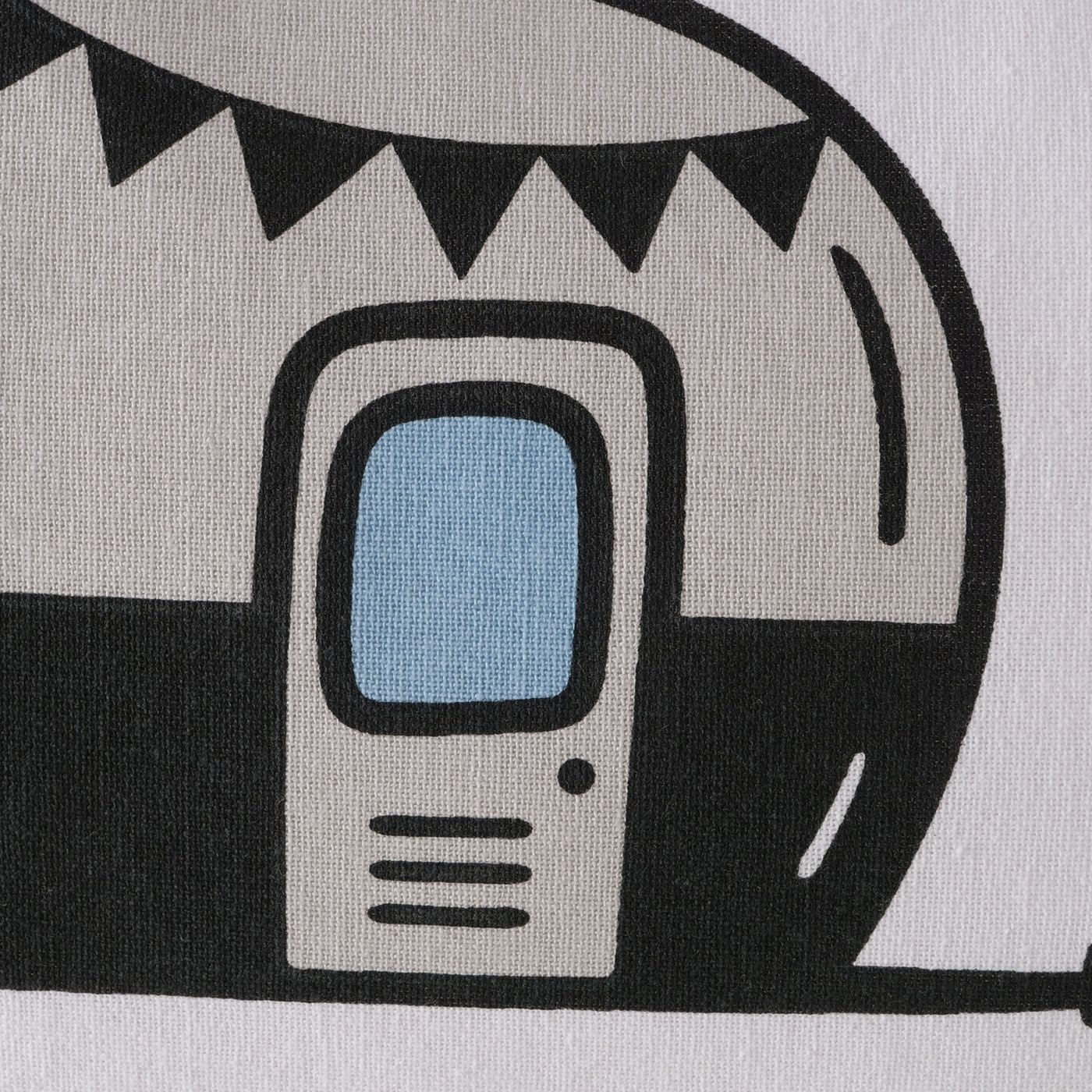 Boltze Home Kussen “Happy Camper” – auto met caravan print