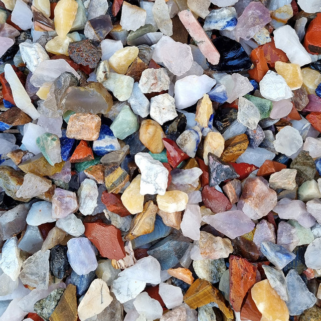 Rough gemstones +/- 200 pieces in a 5 KG bag Rough gemstones +/- 200 pieces in a 5 KG bag