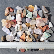 Rough gemstones +/- 200 pieces in a 5 KG bag Rough gemstones +/- 200 pieces in a 5 KG bag