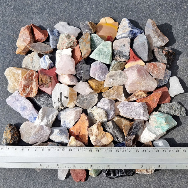 Rough gemstones +/- 200 pieces in a 5 KG bag Rough gemstones +/- 200 pieces in a 5 KG bag