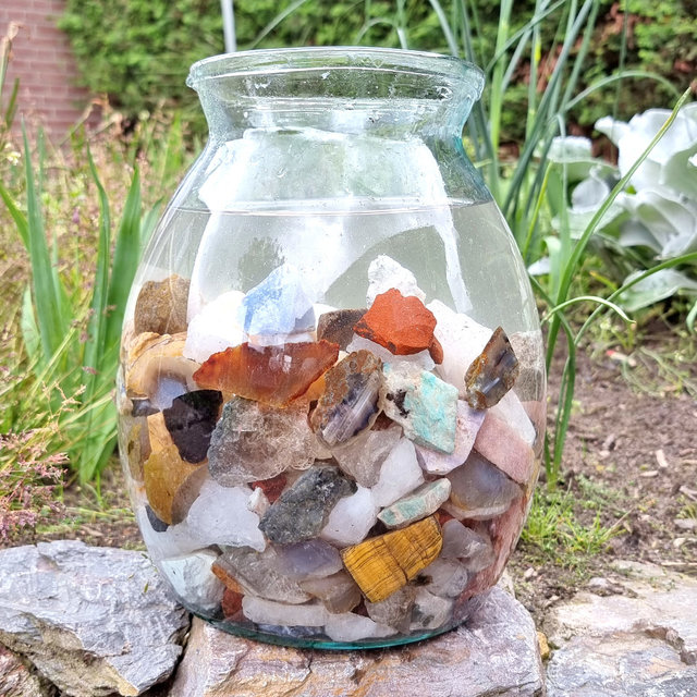 Rough gemstones +/- 200 pieces in a 5 KG bag Rough gemstones +/- 200 pieces in a 5 KG bag