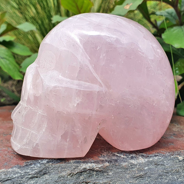 Rose quartz skull 9 cm and 710 grams Rose quartz skull 9 cm and 710 grams