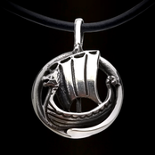 Mooie zilveren hanger viking schip met lederen koord Mooie zilveren hanger viking schip met lederen koord