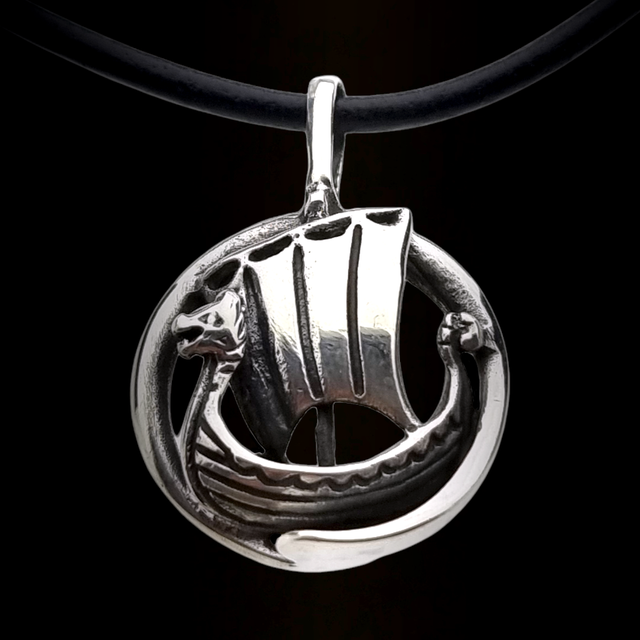 Mooie zilveren hanger viking schip met lederen koord Mooie zilveren hanger viking schip met lederen koord