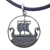 Mooie zilveren hanger viking schip met lederen koord Mooie zilveren hanger viking schip met lederen koord