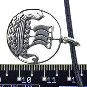 Mooie zilveren hanger viking schip met lederen koord Mooie zilveren hanger viking schip met lederen koord