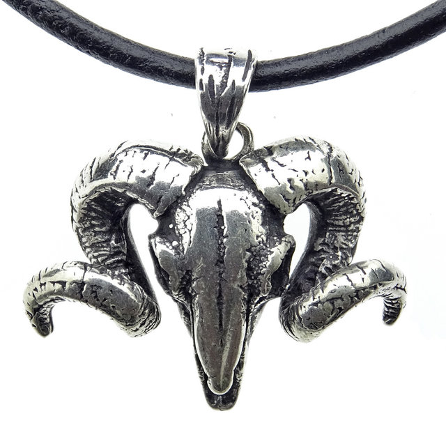 Mooie zilveren hanger van een ram skull