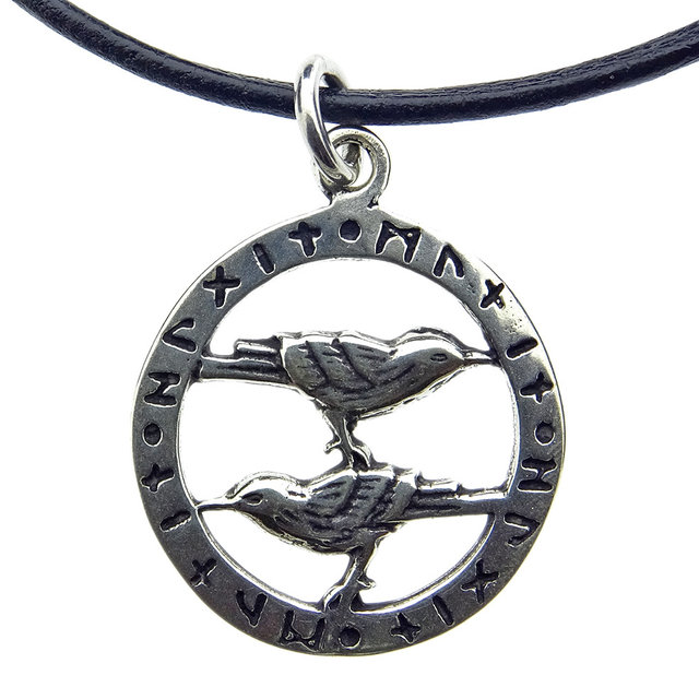 Mooie zilveren hanger raven in een rune cirkel Mooie zilveren hanger raven in een rune cirkel