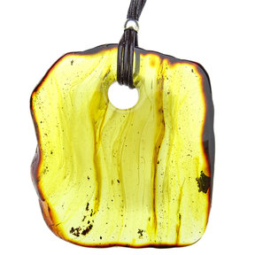 Großer Bernsteinanhänger, 7 cm
