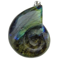 Beautiful pendant of labradorite with silver eye