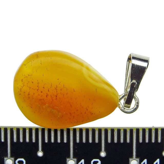 Schöner Anhänger aus baltischem Bernstein Schöner Anhänger aus baltischem Bernstein