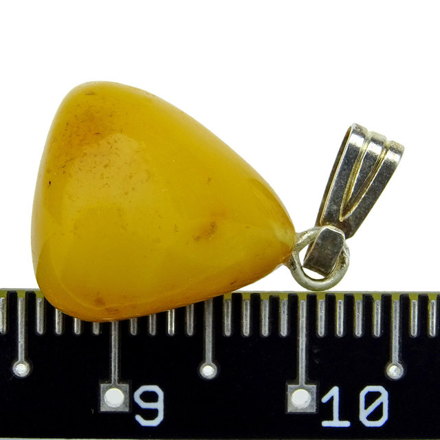 Schöner Anhänger aus baltischem Bernstein Schöner Anhänger aus baltischem Bernstein