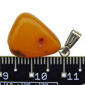 Schöner Anhänger aus baltischem Bernstein Schöner Anhänger aus baltischem Bernstein