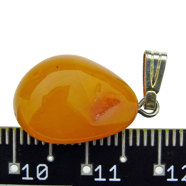 Schöner Anhänger aus baltischem Bernstein Schöner Anhänger aus baltischem Bernstein