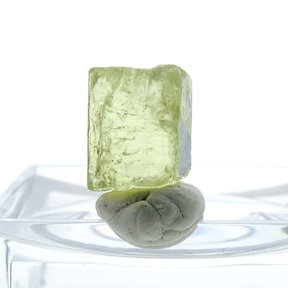 Gem lemon apatite