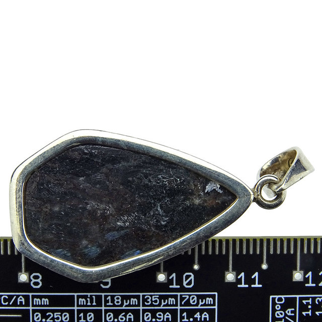 Silver pendant of arfvedsonite
