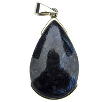 Silver pendant of arfvedsonite