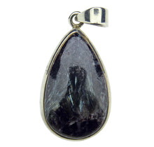 Silver pendant of arfvedsonite