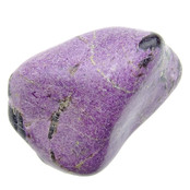 Stichtit ist ein weiches violettes Mineral Stichtit ist ein weiches violettes Mineral
