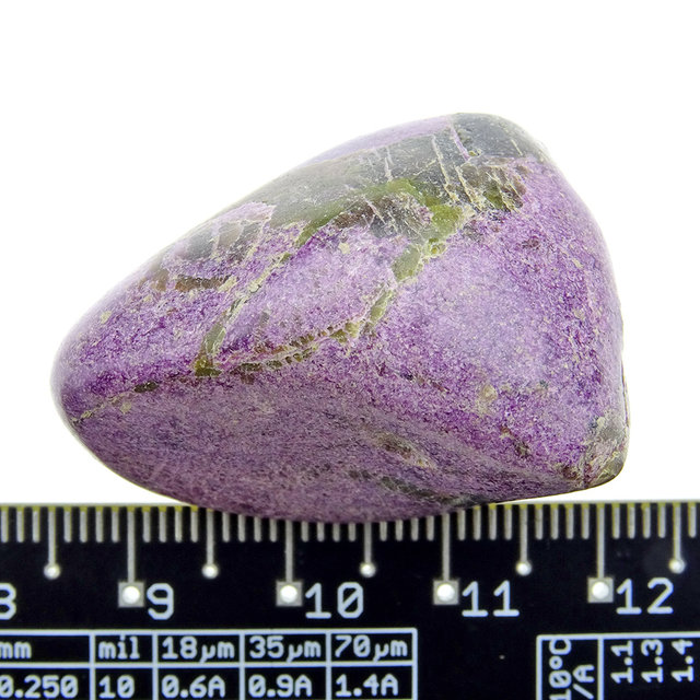 Stichtit ist ein weiches violettes Mineral Stichtit ist ein weiches violettes Mineral