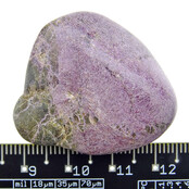 Stichtit ist ein weiches violettes Mineral Stichtit ist ein weiches violettes Mineral