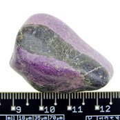 Stichtit ist ein weiches violettes Mineral Stichtit ist ein weiches violettes Mineral