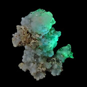 Hyalit-Opal mit grüner Fluoreszenz unter einer Kurzwellen-UV-Lampe