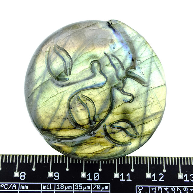 Mooie labradoriet uit Madagaskar diameter 4 cm