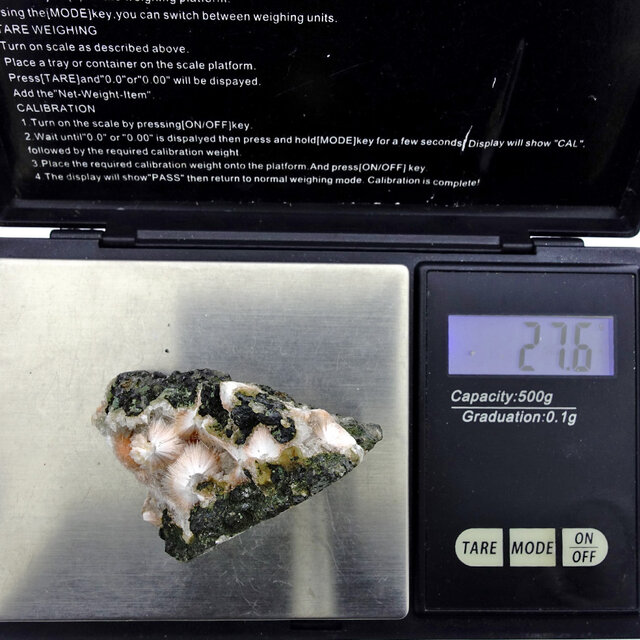 Thomsoniet met mesoliet Thomsoniet met mesoliet