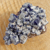 Fluorit aus dem Vereinigten Königreich mit Tageslichtfluoreszenz Fluorit aus dem Vereinigten Königreich mit Tageslichtfluoreszenz