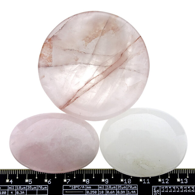 Schale aus Red Healer mit Handsteinen aus Rosenquarz und Bergkristall Schale aus Red Healer mit Handsteinen aus Rosenquarz und Bergkristall