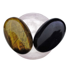Schaaltje van rozenkwarts met handstenen van tijgeroog en obsidiaan