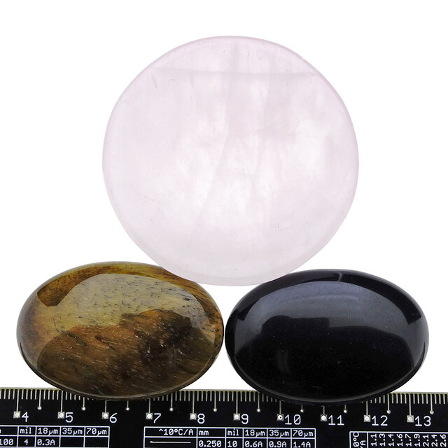 Schale aus Rosenquarz aus  mit Handsteinen aus Tigerauge und Obsidian Schale aus Rosenquarz aus  mit Handsteinen aus Tigerauge und Obsidian
