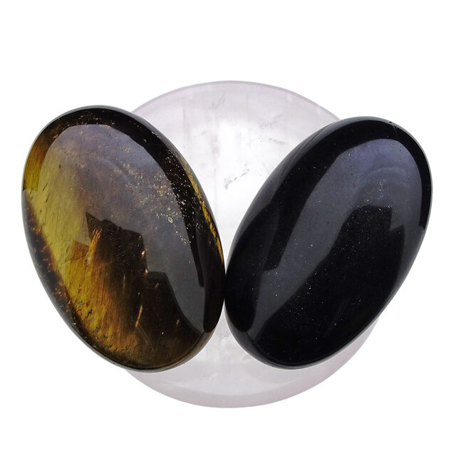 Schale aus Rosenquarz aus  mit Handsteinen aus Tigerauge und Obsidian Schale aus Rosenquarz aus  mit Handsteinen aus Tigerauge und Obsidian
