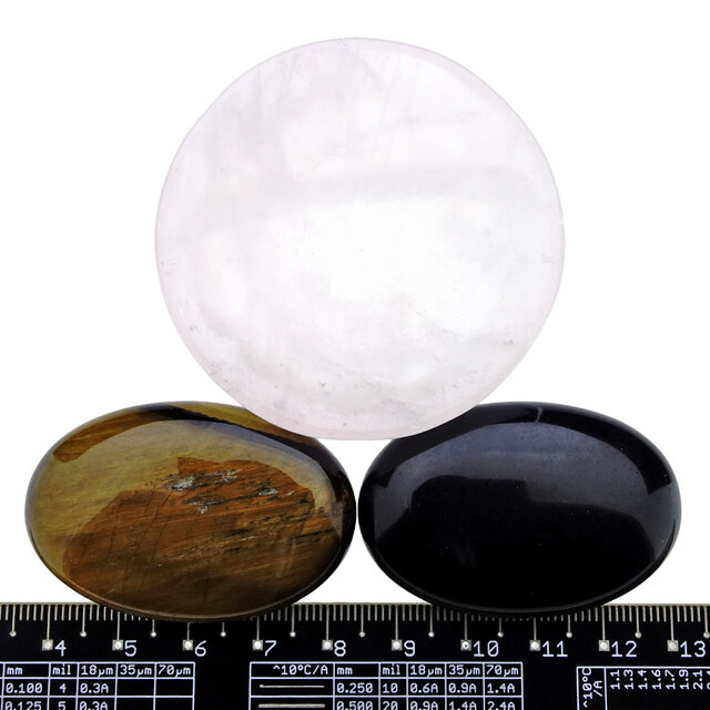 Schaaltje van rozenkwarts met handstenen van tijgeroog en obsidiaan Schaaltje van rozenkwarts met handstenen van tijgeroog en obsidiaan