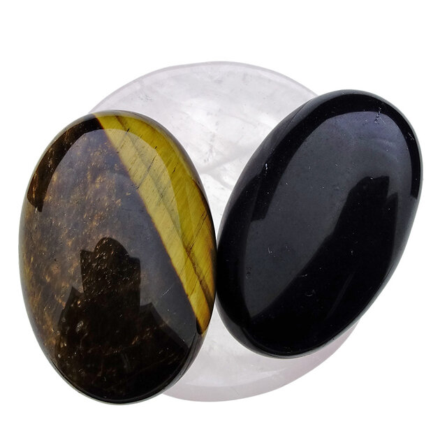 Schale aus Rosenquarz aus  mit Handsteinen aus Tigerauge und Obsidian Schale aus Rosenquarz aus  mit Handsteinen aus Tigerauge und Obsidian